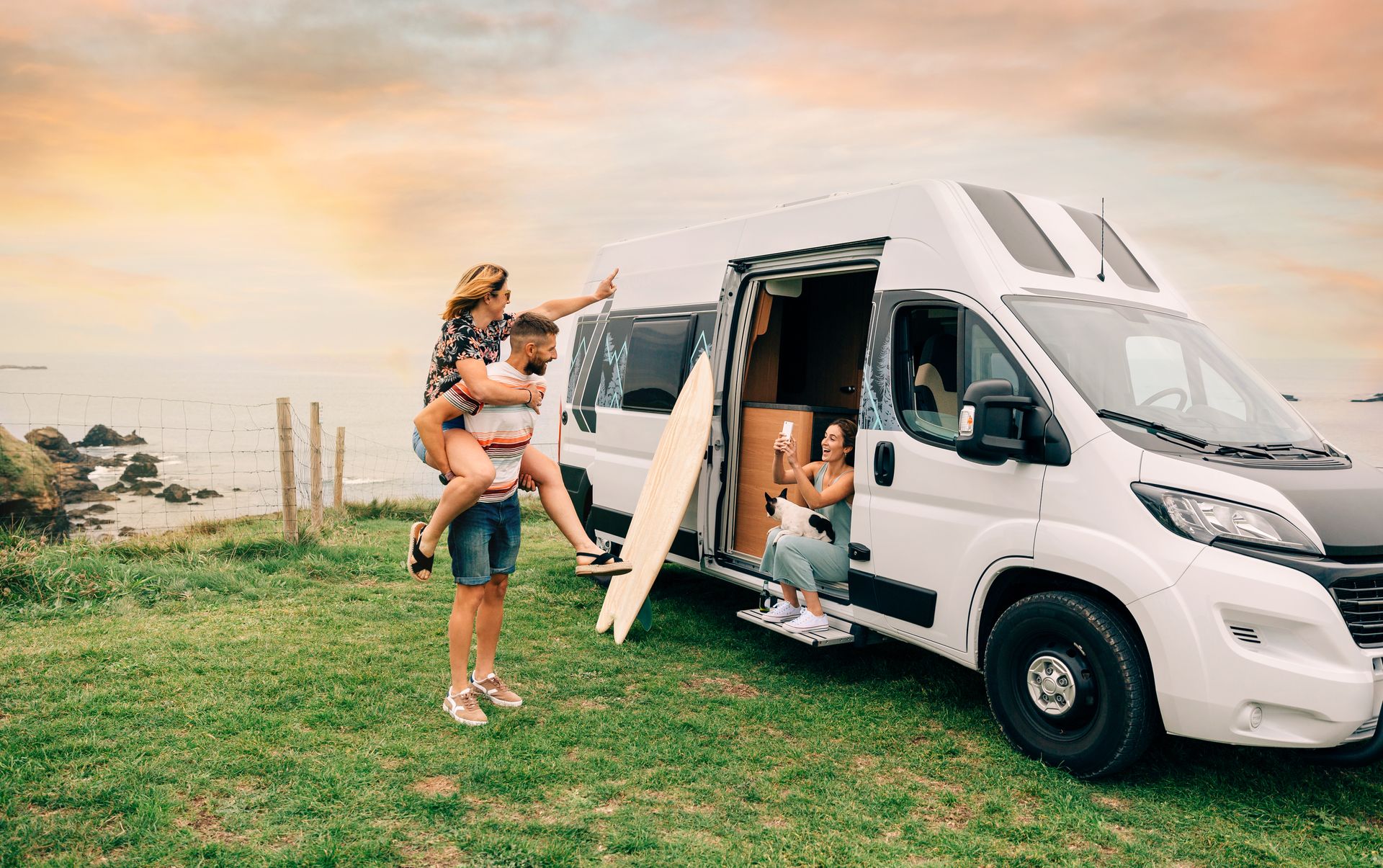 3 amis auprès d'un campervan amis auprès d'un campervan