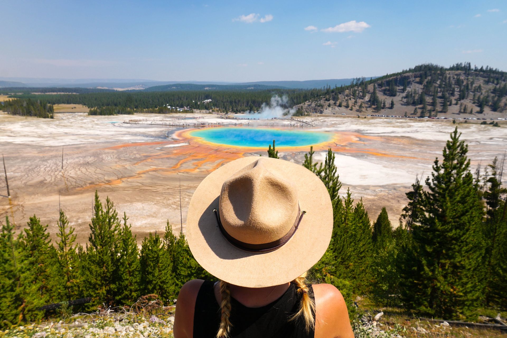 Yellowstone une femme regardant le Yellowstone, au USA