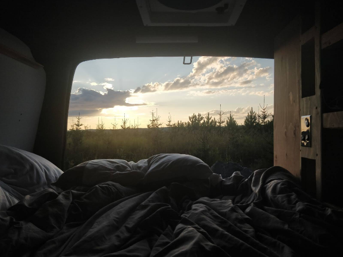 vue depuis l'arrière d'un Shoebill campervan vue depuis l'arrière d'un Shoebill campervan